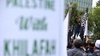 Massa terus meneriakan khilafah.