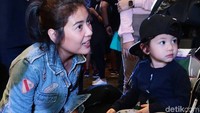 Ibu muda Sigi Wimala mengajak anak-anaknya di premiere Star Wars: The Last Jedi belum lama ini juga menjadi perhatian pembaca detikHOT. Foto: Ismail