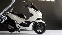 Honda akhirnya merilis PCX produksi lokal. Harga PCX pun turun dari tadinya Rp 40 jutaan menjadi mulai Rp 27 juta sampai Rp 32 juta.
