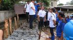 Foto: Anies Nyemplung ke Genangan Air Cek Tanggul Kali Pulo