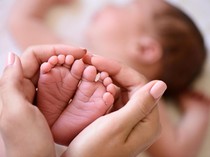 Suara Tangisan Bayi Memecah Keheningan Sore di Padang Tikar