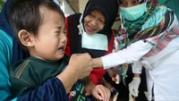 Difteri disebabkan bakteri Corynebacterium diphtheriae. Penyakit itu sebenarnya terjadi ketika bakteri melepaskan racun ke dalam tubuh seseorang.