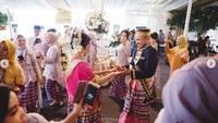 Saat resepsi, keduanya menggunakan adat Makassar. Foto: Instagram/tisthanurma