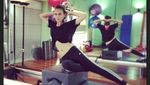 Foto: Gaya Seksi Luna Maya yang Lagi Olahraga Pilates