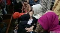 Ia tampak terus mengusap air matanya (Foto: Aditya Mardiastuti-detikcom)