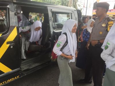 Foto: Ribuan Angkot Mogok, Ratusan Armada Polisi Angkut Warga Medan