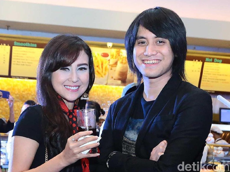 Foto: Vicy Melanie dan Kevin Aprilio (Ismail/detikHOT) Foto: Vicy Melanie dan Kevin Aprilio (Ismail/detikHOT)