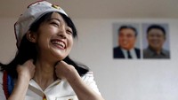 Tak jarang mereka asyik selfie di depan potret pemimpin Korea Utara, Kim Jong Il dan Kim Il Sung, pendahulu Supreme Leader sekarang Kim Jong Un. (Toru Hanai/Reuters)