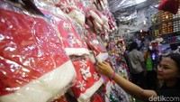 Mulai dari topi santa hingga lampu warna-warni.