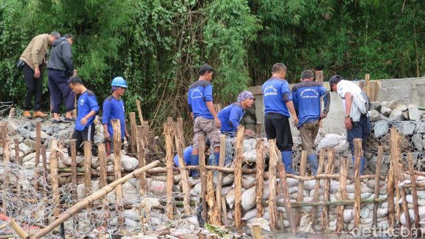   Setelah menutup dengan sak pasir, petugas akan membuat tanggul dari bronjong batu kali.