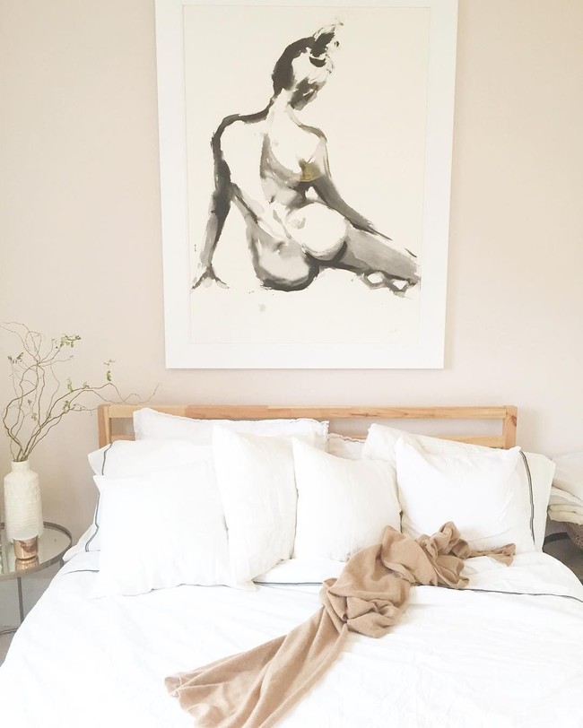 Menghiasi salah satu sudut kamar tamu Meghan Markle, sebuah lukisan yang memberi sentuhan artsy. Foto: Instagram/Meghan Markle