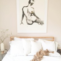 Menghiasi salah satu sudut kamar tamu Meghan Markle, sebuah lukisan yang memberi sentuhan artsy. Foto: Instagram/Meghan Markle