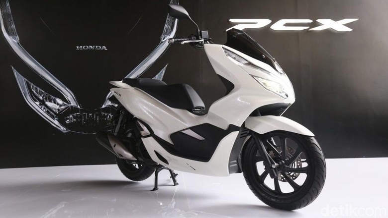 Honda PCX Marketing Director AHM - Shigeto Kimura, President Director AHM – Toshiyuki Inuma dan Direktur Marketing AHM – Thomas Wijaya memperkenalkan sepeda motor terbaru All New Honda PCX 150 di Hotel Fairmont, Jakarta (13/12). Skutik premium Honda ini hadir dengan tampilan semakin mewah dengan desain styling Sophisticated & Luxurious yang merupakan model global yang diproduksi oleh anak bangsa.