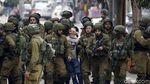 Viral Foto Remaja Palestina yang Ditangkap Puluhan Tentara Israel