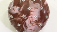 Bagi Anda penyuka donat coklat, keramik donat yang satu ini pasti jadi pilihan Anda. Kesan mewah juga terpancar dari kristal swarovski yang ada. Sangat cocok untuk hiasan rumah. Foto: Istimewa