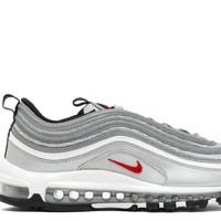 Nike Air Max 97 Ultralight berwarna metalik menjadi incaran banyak fashionista dunia dan terjual dengan cepat di tahun ini. Foto: Ist.