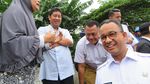 Foto: Anies Nyemplung ke Genangan Air Cek Tanggul Kali Pulo