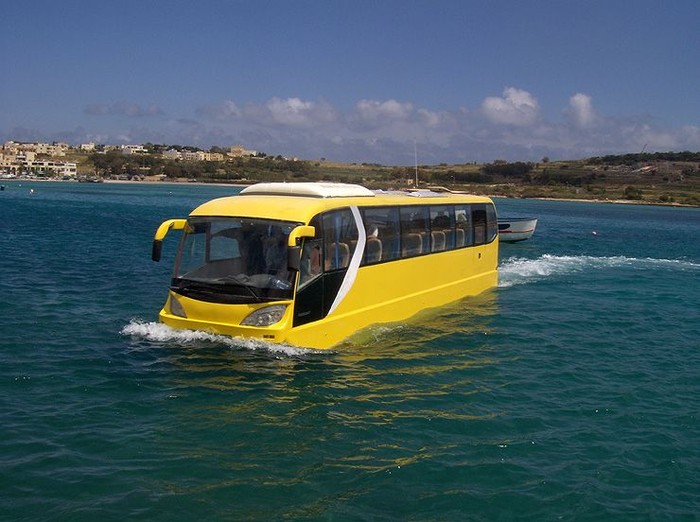 Di Malta terdapat terobosan kendaraan yang bisa melayani tranportasi baik di darat maupun di air, salah satunya bus aphibi ini.