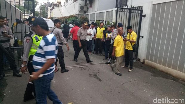 Suasana di depan DPP Golkar saat rapat terbatas bahas pleno munaslub
