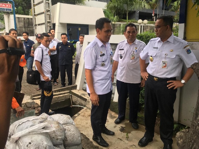 Anies Sebut Lumpur dan Kabel Jadi Penyebab Banjir di Rasuna Said Anies Sebut Lumpur dan Kabel Jadi Penyebab Banjir di Rasuna Said