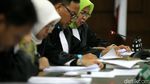 Novanto yang Terus Tutupi Wajah Saat Dakwaan Dibacakan