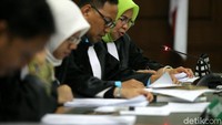 Novanto didakwa terlibat korupsi proyek pengadaan e-KTP dengan melakukan intervensi anggaran. Jaksa KPK menyebut Novanto melakukan sejumlah pertemuan terkait pengurusan anggaran.