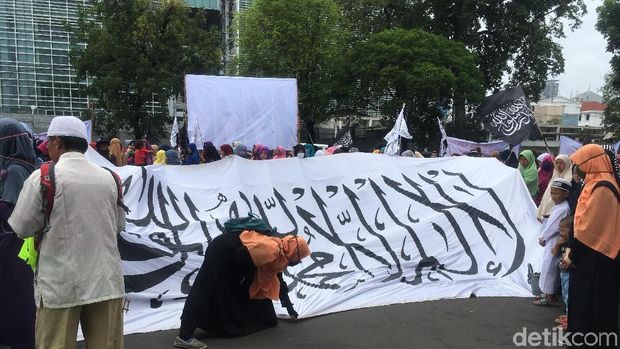 Aksi Bela Palestina, Ar-Rayah Besar Dibentangkan di Depan Kedubes AS