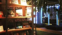 Menariknya lagi, desain toko buku dibuat sedemikian rupa dan menyenangkan. Bayangkan saja, ada tenda dan rumput organik di dalam ruang baca (@tba_shinjuku/Instagram)