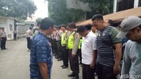 Pleno digelar di kantor DPP Golkar, Jl Anggrek Neli Murni, Jakbar, Rabu (13/12/2017). Sebelum pleno digelar, polisi berjaga di lokasi. (Foto: Gibran Maulana Ibrahim/detikcom)