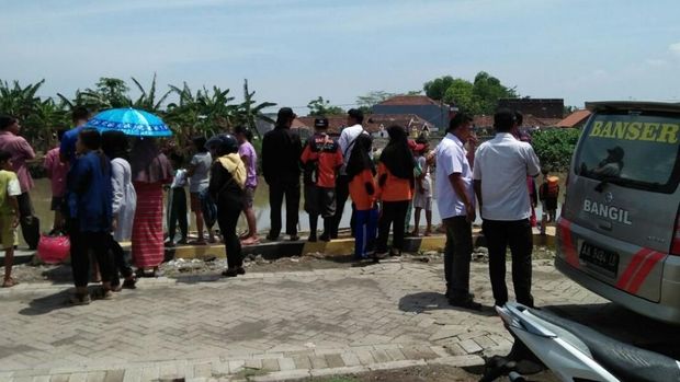 Warga berada di lokasi