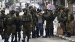 Viral Foto Remaja Palestina yang Ditangkap Puluhan Tentara Israel