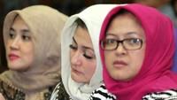 Istri Novanto Deisti Astriani Tagor terlihat di ruangan sidang.