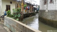 Ketua RW 06 Jatipadang Arief Syarifuddin (37) mengatakan tidak tahu menahu proses atau pun izin pendirian bangunan di bantaran Kali Pulo ini.