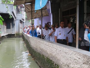 Anies Heran Aliran Kali Pulo Tertutup Rumah Warga Jati Padang