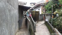 Semakin ke ujung lebar kali hanya sekitar 100 cm, bahkan mulai tidak terlihat dan lebih mirip got atau saluran air karena ada rumah-rumah permanen yang dibangun di atas kali. 