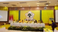 Nama-nama yang duduk di meja depan antara lain Ketua Harian Golkar Nurdin Halid, Idrus Marham, Airlangga Hartarto, hingga Kepala Bidang Pemenangan Pemilihan Umum Daerah I Partai Golkar Nusron Wahid (Foto: Gibran Maulana Ibrahim/detikcom)