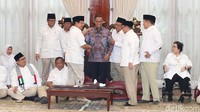 Pantauan di lokasi, Jl Kertanegara, Kebayoran Baru, Jakarta Selatan, Anies tiba di sela-sela pengumuman Gerindra mencalonkan Sudirman sebagai Cagub Jateng, Rabu (13/12/2017). Dia tiba mengenakan kemeja batik ungu dengan celana hitam.