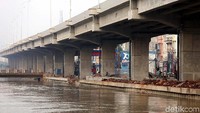 Jalan tol Becakayu yang memiliki panjang 21,5 km itu sebelumnya pernah mangkrak selama 22 tahun. Rengga Sancaya/detikcom.
