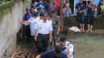 Foto: Anies Nyemplung ke Genangan Air Cek Tanggul Kali Pulo
