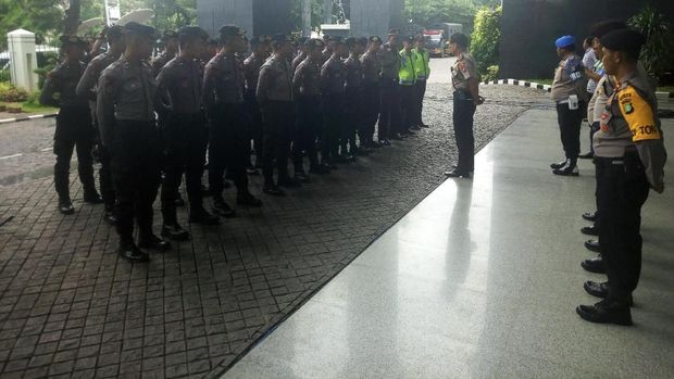 Empat puluh personel kepolisian dari Polda yang membantu pengamanan sidang. Fotografer: Haris Fadil/detikcom