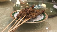 Foto: Menu sate kambing juga ada. Rasa sate kambing sangat kental karinya (Niken Widya Yunita/detikTravel)