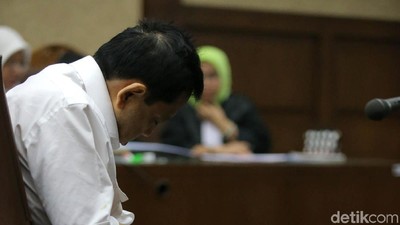 Potret Novanto di Sidang Perdana: Menunduk, Bungkuk dan Lambaian Tangan