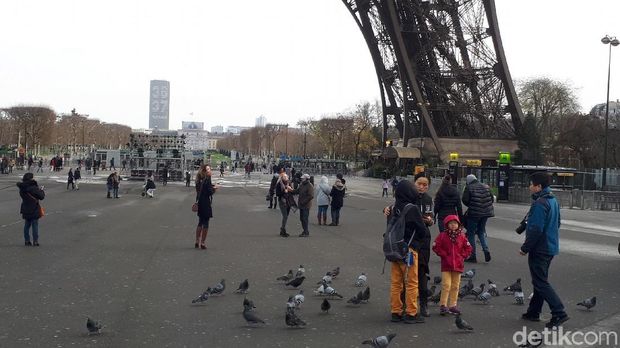 Turis yang sedang berada di bawah kaki Menara Eiffel (Afif Farhan/detikTravel)