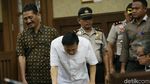 Foto: Berbagai Pose Setya Novanto di Ruang Sidang