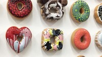 Wah ada donat coklat yang luber coklatnya! di paling bawah juga ada kreasi donat yang sudah dimakan setengah. Idenya unik sekali! Foto: Istimewa