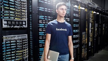 Salah seorang karyawan data center Facebook. (Foto: Facebook)