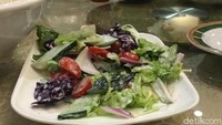 Foto: Menu salad dengan aneka sayuran sehat (Niken Widya Yunita/detikTravel)
