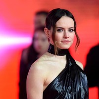 Aktris 25 tahun ini membuat riasannya fokus pada mata dengan teknik smokey, sementara ia membiarkan rambutnya memanjang di kedua sisi depan untuk menampilkan gradasi ombrenya. Foto: Dok. Getty Images