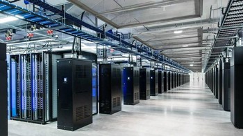 Ruang utama di data center ini sangat besar, sampai-sampai para engineernya perlu skuter untuk mengitari ruangan ini. (Foto: Facebook)