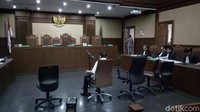 Novanto saat menunggu majelis tiba ruang sidang (Foto: Aditya Mardiastuti-detikcom)
